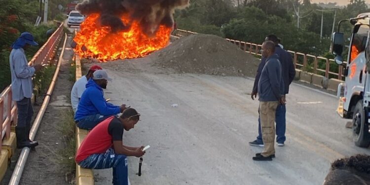 Azuanos se «encienden» por apagones, escuela, agua y policlínica
