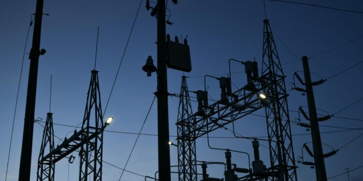 Empeora servicio eléctrico con varias plantas fuera