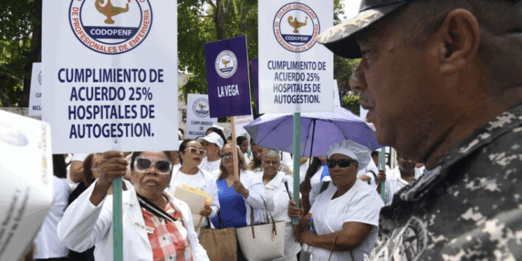 Enfermeras exigen aumento