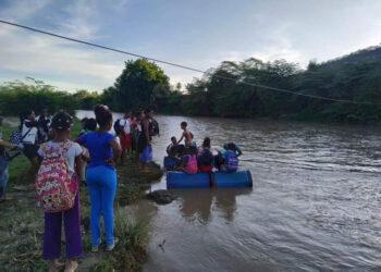 Estudiantes «se transportan en canoa» para llegar a la escuela