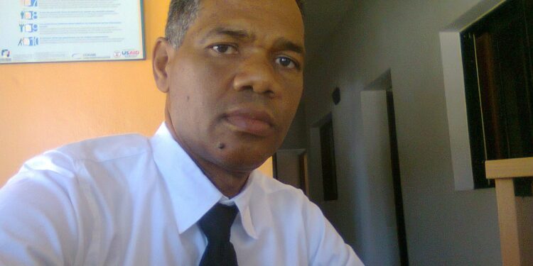 Policia amenaza con detener periodista