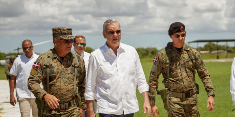 Abinader recorre muro fronterizo