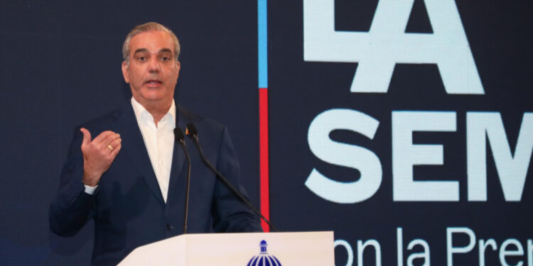 Abinader advierte que quien sustrae dineros públicos debe enfrentar consecuencias