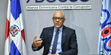 Adocco se querella contra exministro de Educación