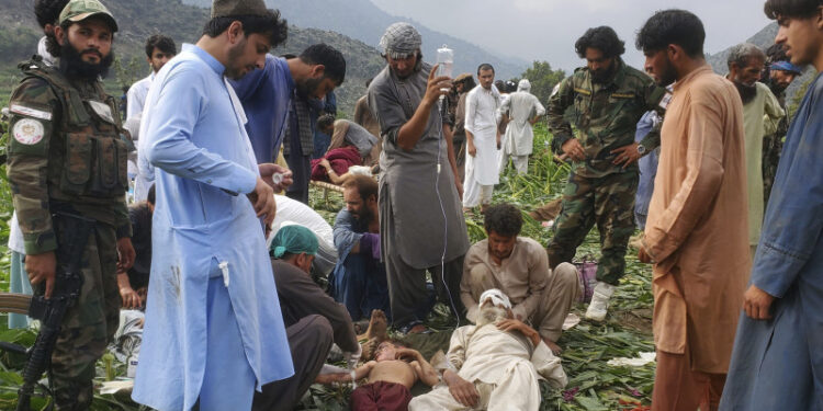 Terremoto deja 800 muertos en Afganistan anoche
