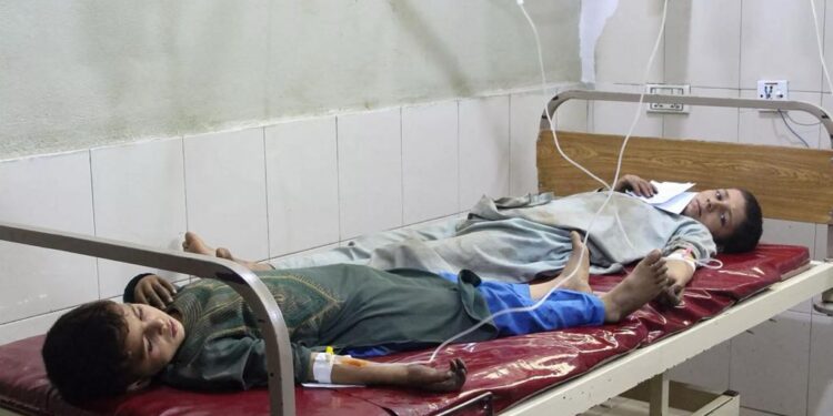 Niños afganos en necesidad urgente por el fuerte terremoto que azota el Este del país