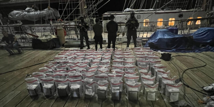 Incautan cargamento de cocaína en costa de Baní