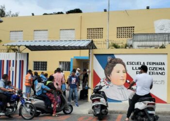 Estudiantes huyen al sentir temblor