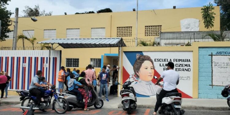 Estudiantes huyen al sentir temblor