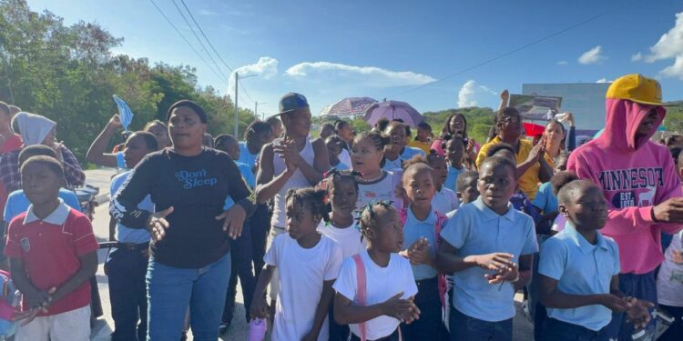 Paralizan clases en Escuela Básica “Clarence C. Halmitton Oxley” de Barahona