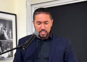 Jonás Guevara pone en circulación su primer libro