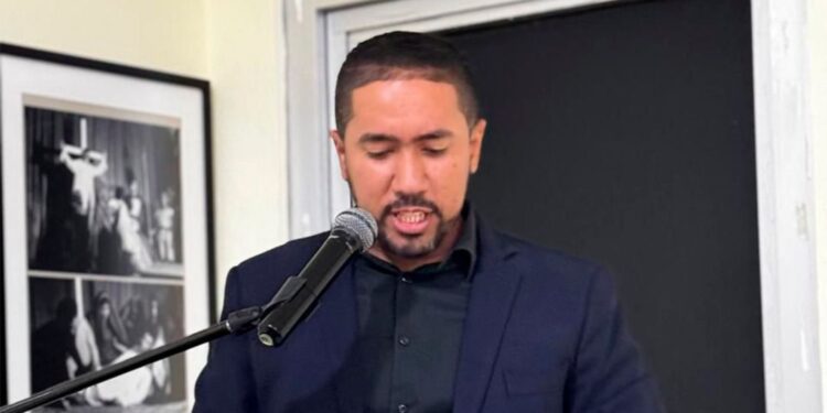 Jonás Guevara pone en circulación su primer libro