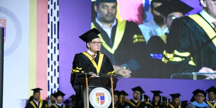 PUCMM entrega a la sociedad 1,326 nuevos profesionales