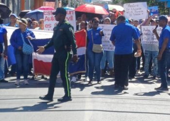 Profesorado de Baní «toma las calles» de Peravia