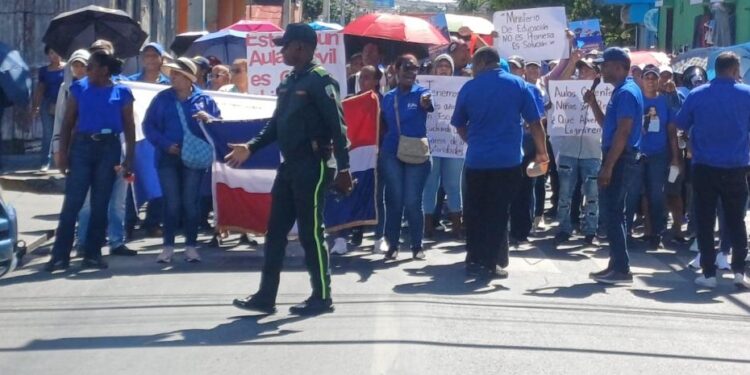 Profesorado de Baní «toma las calles» de Peravia