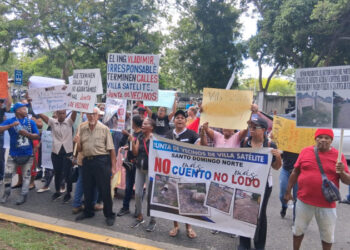 Habitantes de SDN protestan en Obras Públicas