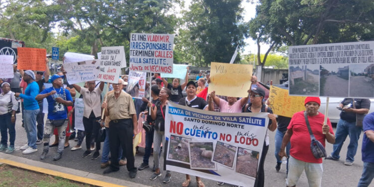 Habitantes de SDN protestan en Obras Públicas