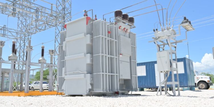 Edesur instala transformador de potencia y circuitos nuevos en Jimaní