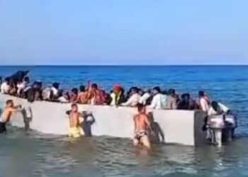 Turistas intentan devolver embarcación de inmigrantes