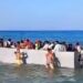 Turistas intentan devolver embarcación de inmigrantes
