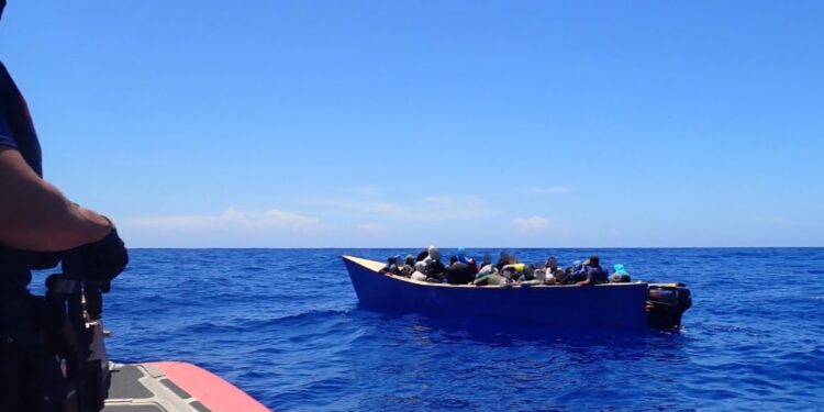 Guardia Costera de EEUU arresta 48 dominicanos, 16 haitianos y 2 rumanos
