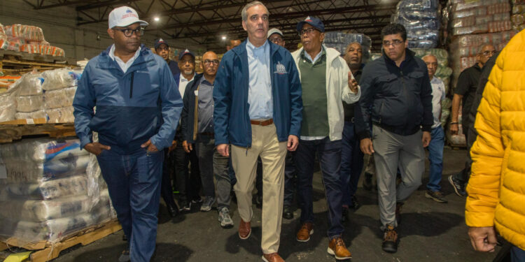 Abinader supervisa entrega de alimentos