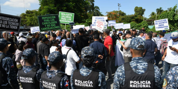 Policía «reprime con furia» agrónomos
