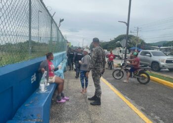 Policía desaloja ciudadanos del malecón de Barahona