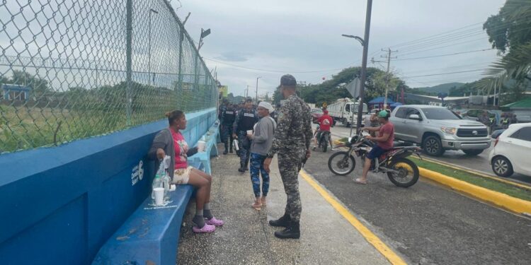 Policía desaloja ciudadanos del malecón de Barahona