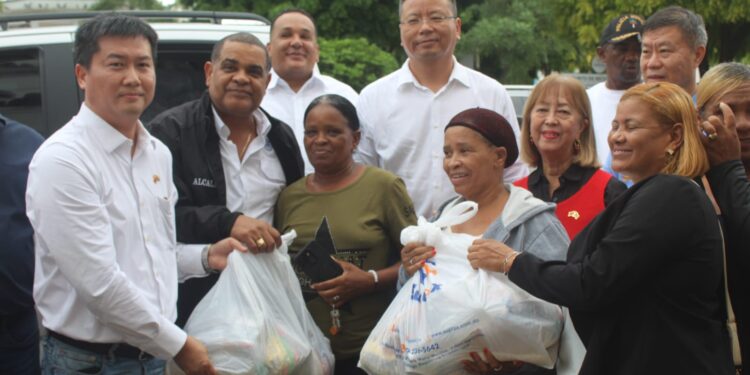 Chinos apoyan sureños afectados por lluvias