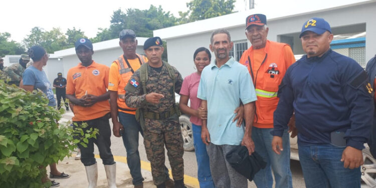 Rescatan pescador y cazador de animales en Pedernales