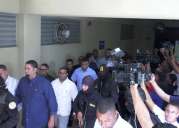 Imponen coerción a 11 policías imputados por muertes de 5 en Santiago