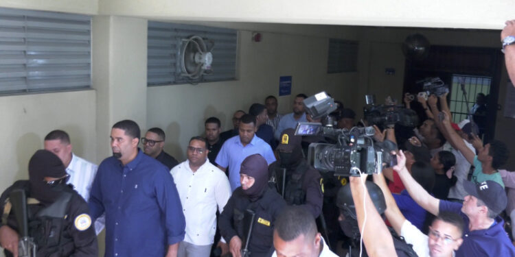 Imponen coerción a 11 policías imputados por muertes de 5 en Santiago