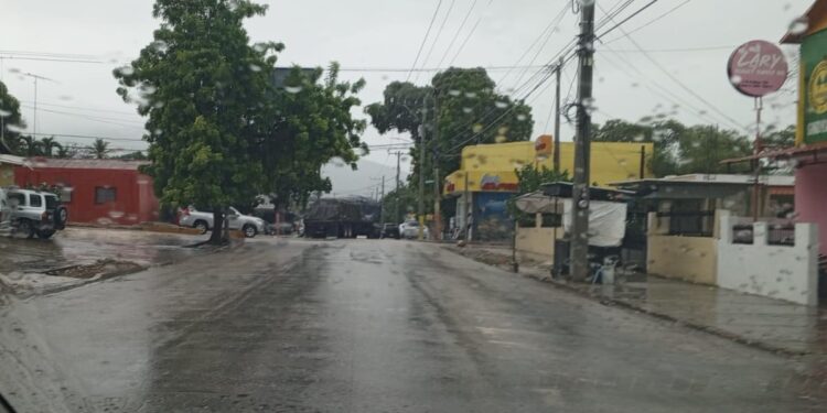 Mercado binacional de Malpaso opera bajo lluvias