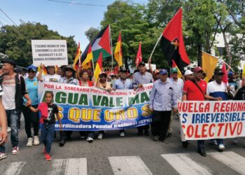 Cientos participan en marcha este domingo hacia el Palacio Nacional