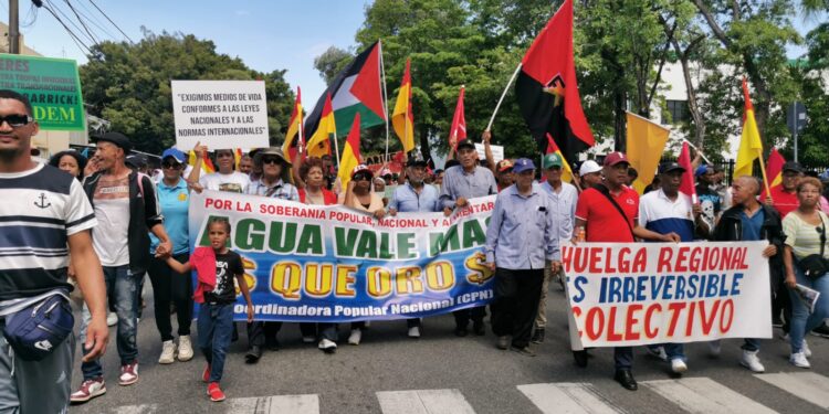 Cientos participan en marcha este domingo hacia el Palacio Nacional