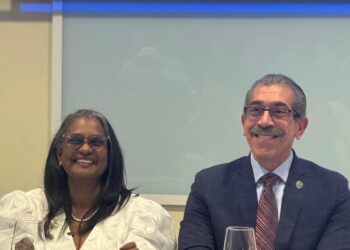 La candidata a decana de la Facultad de Ingeniería y Arquitectura de la Universidad Autónoma de Santo Domingo (UASD), ingeniera Mayra Sánchez y candidato a rector Asjana.