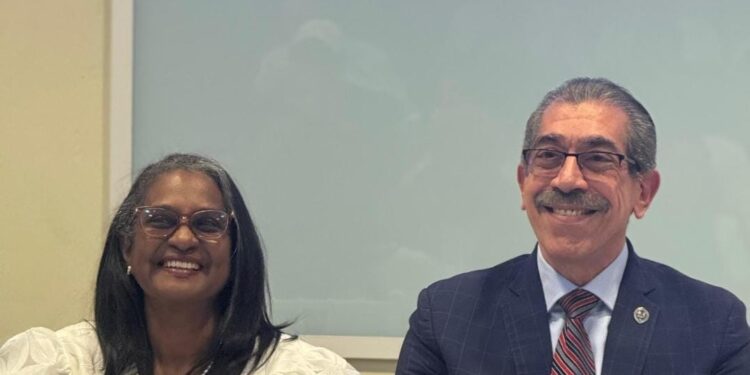 La candidata a decana de la Facultad de Ingeniería y Arquitectura de la Universidad Autónoma de Santo Domingo (UASD), ingeniera Mayra Sánchez y candidato a rector Asjana.