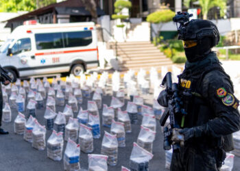 Incautan 1.5 toneladas de cocaína en costas de Baní