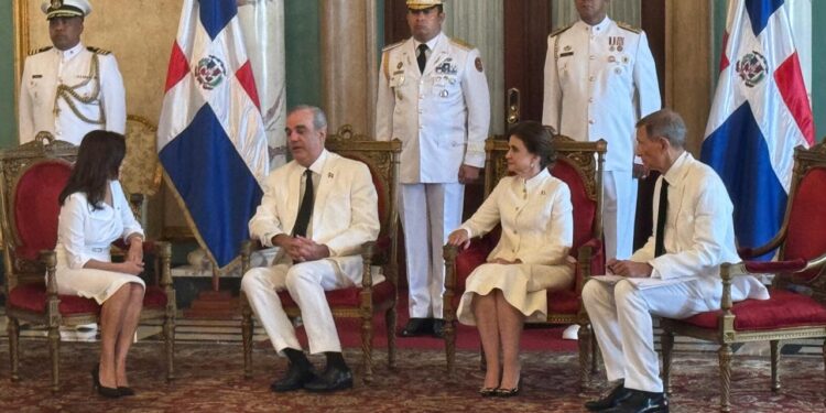 Embajadora de EEUU presenta credenciales a Luis Abinader