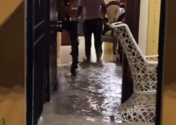 Río Lemba inunda varias casas en Las Salinas