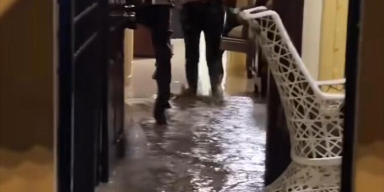 Río Lemba inunda varias casas en Las Salinas