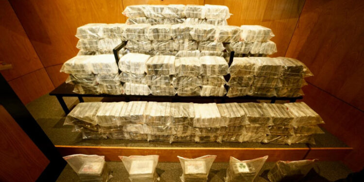 Incautan 484 paquetes de cocaína frente a costas de Pedernales