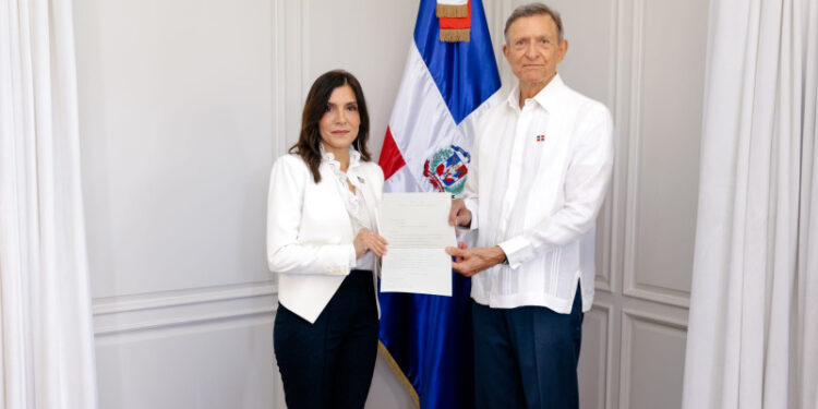 Leah Francis Campos presenta cartas credenciales como embajadora de EEUU