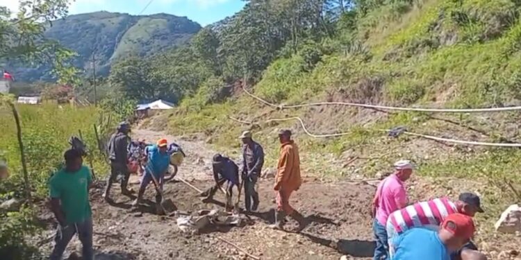 Campesinos con «picos y palas» tratan de rehabilitar tramo que comunica comunidades de la zona alta de Neyba