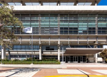 Ascienden decenas de fiscales