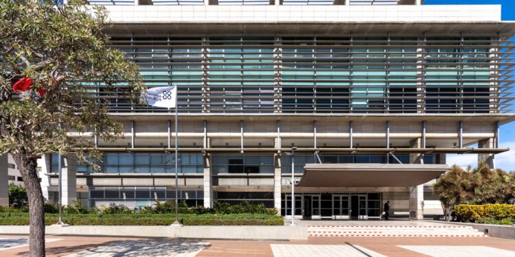 Ascienden decenas de fiscales