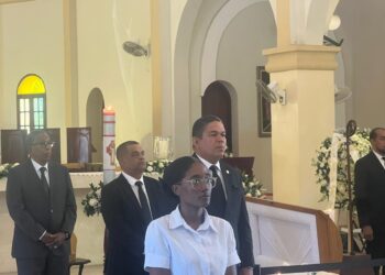 Autoridades hacen guardia de honor en féretro de monseñor Rafael Leónidas Felipe Núñez