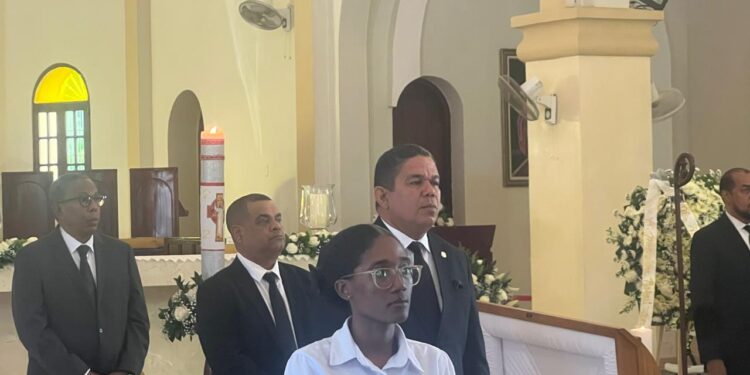 Autoridades hacen guardia de honor en féretro de monseñor Rafael Leónidas Felipe Núñez