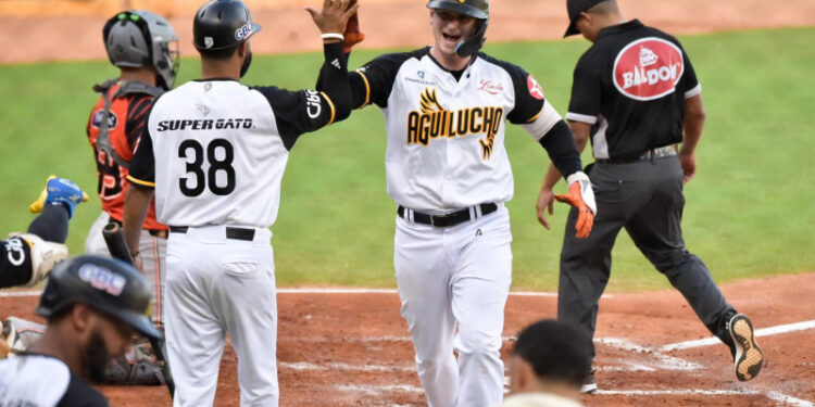 Lanzadores aguiluchos apagan los bates de los Toros